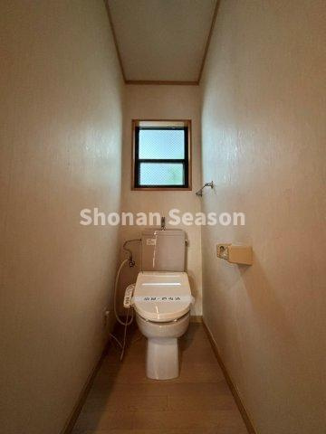 【現地画像あり】伊勢原市板戸　中古戸建　89.94坪のトイレ|暖かな便座で年中快適な「温水洗浄便座」各階にご用意がございます♪