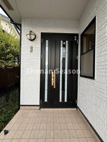 【玄関】 | 周辺環境良好な好立地に、一生に一度の素敵な住まいを構えませんか♪　
まずはお問合せからお待ちしております。
