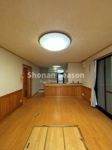 【現地画像あり】伊勢原市板戸　中古戸建　89.94坪の居間・リビング|団らん時間はもちろん！それぞれ充実した時間が過ごせる広々LDK◎　
あると便利な床下収納を備え、キレイなスペースを保ちます♪