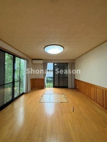 【現地画像あり】伊勢原市板戸　中古戸建　89.94坪の居間・リビング|初期費用をグッと抑えられる、照明・エアコンが完備されたリビング◎　
すぐに新生活のスタートが切れますよ♪