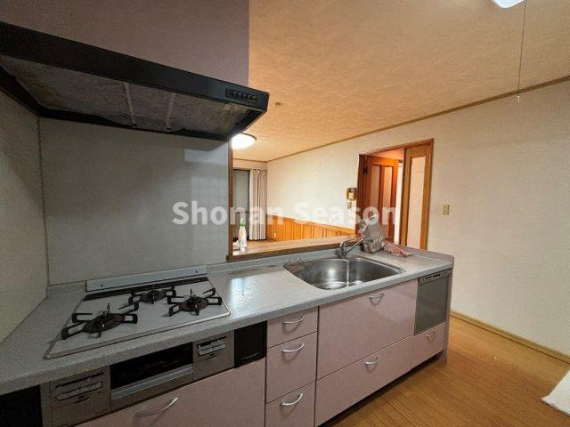 【現地画像あり】伊勢原市板戸　中古戸建　89.94坪のキッチン|リビング全体を見渡せるキッチンには、3口コンロにグリルを搭載◎◎　
お料理の幅が広がります♪