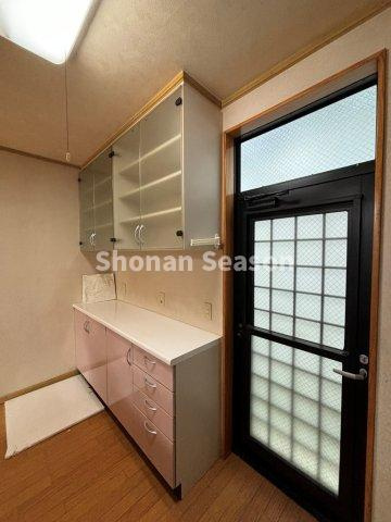 【現地画像あり】伊勢原市板戸　中古戸建　89.94坪のキッチン|お鍋・フライパンなど、キッチン周りがスッキリ片付くカップボード！　
勝手口もあり、ゴミ出しもスムーズに行えますよ♪