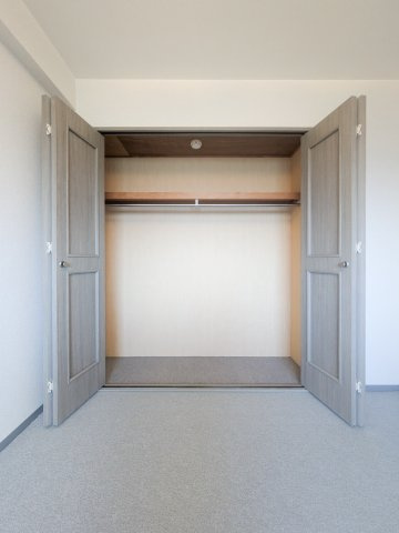 トーカンマンション新三田C棟の居間・リビング|大きなものも収納できそうです