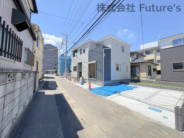 三郷市新和1丁目　新築戸建　全2棟　1号棟の前面道路含む現地写真|前面道路含む現地写真です。