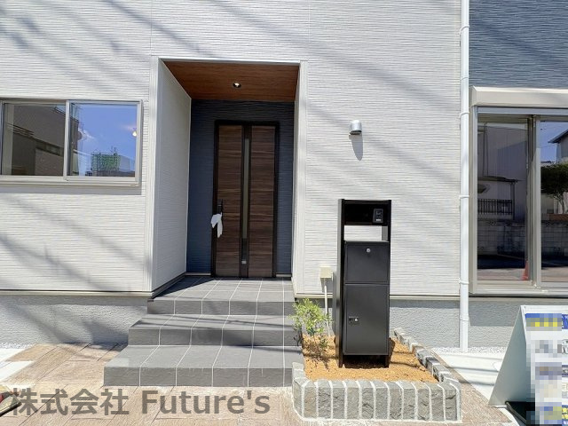 三郷市新和1丁目　新築戸建　全2棟　1号棟のエントランス|不在時に便利な宅配BOX完備