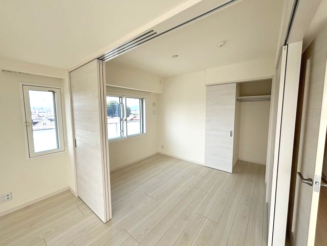 ウィザースレジデンス盛岡サザンテラスの洋室|(3)5.0帖です。こちらを開放しますとリビングを広々とお使いになれます。