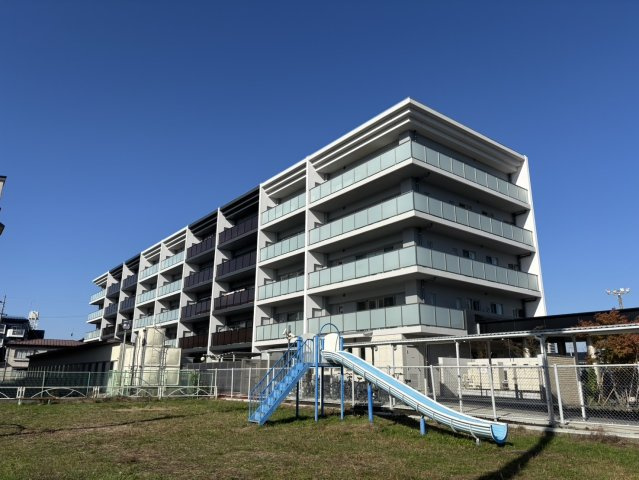 ウィザースレジデンス盛岡サザンテラスの外観|閑静な住宅街に建つ６階建てのマンションです。目の前に公園があるため、お子さんを遊ばせることもできます。