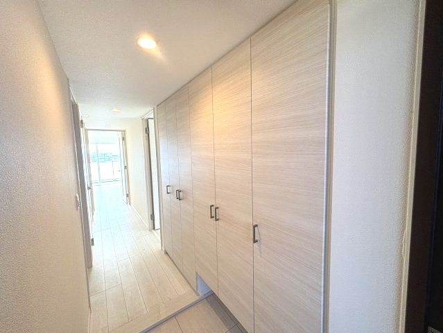 ウィザースレジデンス盛岡サザンテラスの玄関|白を基調としていて、明るく開放感があります。