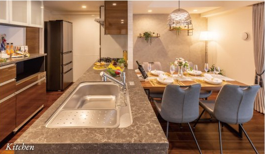 ウィザースレジデンス盛岡サザンテラスのキッチン|キッチンは対面式なので、コミュニケーションも取りやすいです。（モデルルーム）