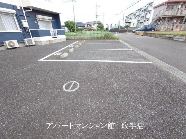 プラドールの駐車場