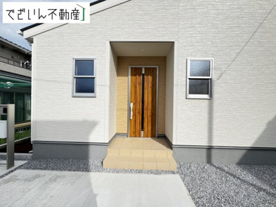 【玄関】 | Livele Garden.S久喜市栗橋東　【平屋】新築住宅 | ≪3号棟≫ここから始まる「日常」はご家族にとって大切で貴重な時間。ご家族皆さんが笑顔に包まれる素敵な生活が待っていることでしょう。
現地(2025年11月撮影)