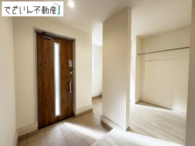 【玄関】 | Livele Garden.S久喜市栗橋東　【平屋】新築住宅 | ≪3号棟≫お客様をお迎えする玄関は落ち着いた雰囲気。帰りに着くたび洗練されたテイストの空間に迎えられ誇りと喜びを感じる玄関まわりです。
現地(2025年11月撮影)