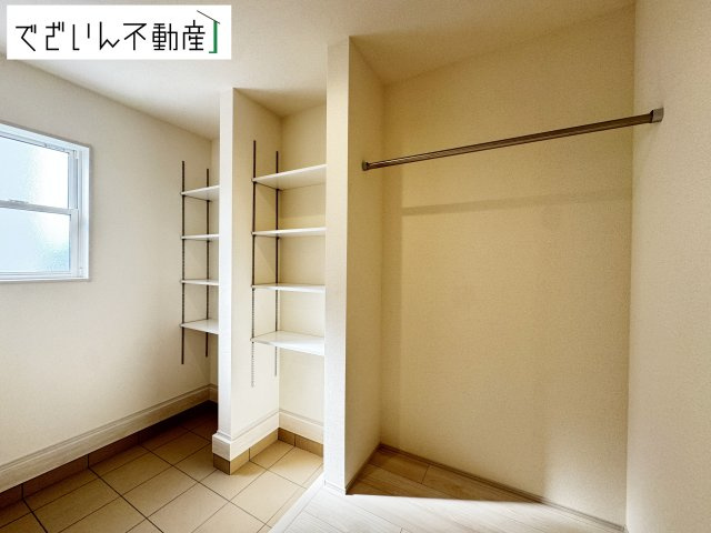 【玄関】 | Livele Garden.S久喜市栗橋東　【平屋】新築住宅 | ≪3号棟≫お客様をお迎えする玄関は落ち着いた雰囲気。帰りに着くたび洗練されたテイストの空間に迎えられ誇りと喜びを感じる玄関まわりです。
現地(2025年11月撮影)