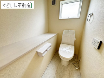 【トイレ】 | Livele Garden.S久喜市栗橋東　【平屋】新築住宅 | ≪3号棟≫寛ぎだけではない、快適な生活を送る為に必要なもの。毎日使う場所だから、より快適な空間に仕上げられています。
現地(2025年11月撮影)