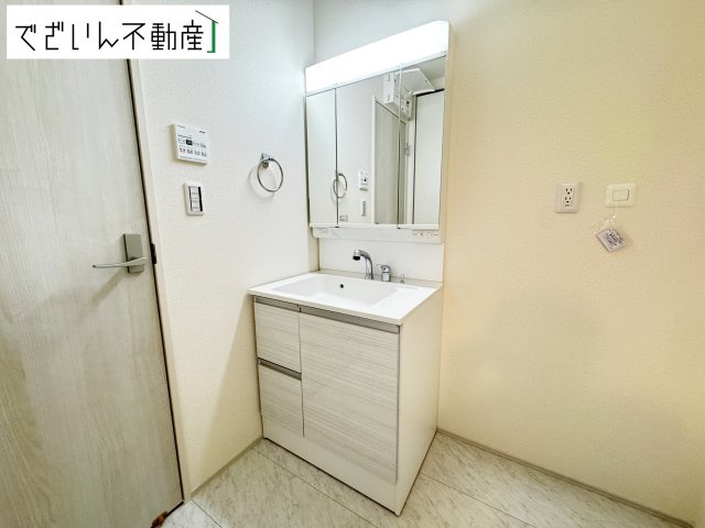 【独立洗面台】 | Livele Garden.S久喜市栗橋東　【平屋】新築住宅 | ≪3号棟≫大きな洗面台は、身だしなみチェックや歯磨きなど、朝の慌ただしい時間でも余裕とゆとりを感じて頂けます。
現地(2025年11月撮影)