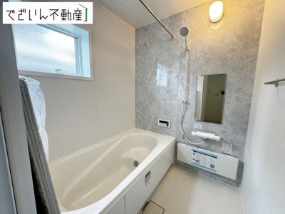 【浴室】 | Livele Garden.S久喜市栗橋東　【平屋】新築住宅 | ≪3号棟≫ほどよい優しいライトに包まれたバスルーム。香りの良いバスソルトに身をまかせ、浴槽でゆっくりと深呼吸。一日の疲れが癒されます。
現地(2025年11月撮影)