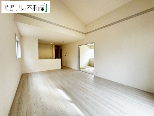 【居間・リビング】 | Livele Garden.S久喜市栗橋東　【平屋】新築住宅 | ≪3号棟≫室内構成に拘り採光とセンスを散りばめた空間。それは『柔らかさ』に似た素敵な居場所。そこに暮らす人のことを考えつくり出したものは『癒し』という心地よい居場です。
現地(2025年11月撮影)