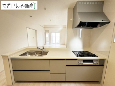 【キッチン】 | Livele Garden.S久喜市栗橋東　【平屋】新築住宅 | ≪3号棟≫ご家族みんなで調理ができる位のスペースを実現したキッチン空間。みんなで作った料理を召し上がりながらの会話は、自然と笑いが絶えない空間がそこに広がります。
現地(2025年11月撮影)