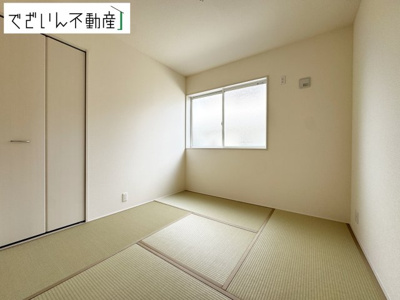 【和室】 | Livele Garden.S久喜市栗橋東　【平屋】新築住宅 | ≪3号棟≫大きな窓からたっぷりと陽光が注がれる明るい空間。家族の成長に対応できる永住仕様の間取りです。
現地(2025年11月撮影)