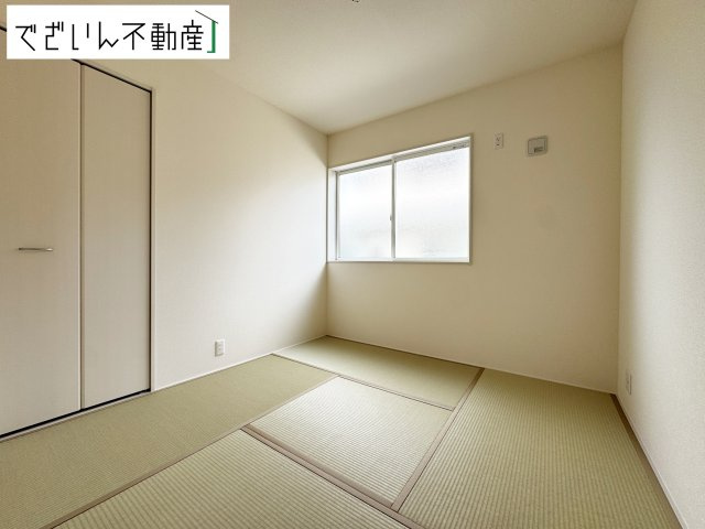 【和室】 | Livele Garden.S久喜市栗橋東　【平屋】新築住宅 | ≪3号棟≫大きな窓からたっぷりと陽光が注がれる明るい空間。家族の成長に対応できる永住仕様の間取りです。
現地(2025年11月撮影)