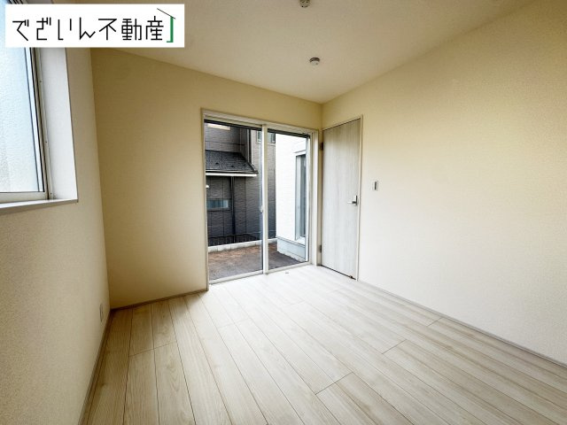 【洋室】 | Livele Garden.S久喜市栗橋東　【平屋】新築住宅 | ≪3号棟≫採光もアクセントの一つ。プライベートルームにはやさしい光が射し込んでいて、この明るい好みの空間で読書をしたり、音楽を聞いたりと一人の時間も充実したものにできます。
現地(2025年11月撮影