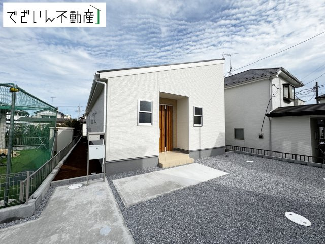 【外観】 | Livele Garden.S久喜市栗橋東　【平屋】新築住宅 | ≪3号棟≫流行に左右されず、将来にわたって価値が継続する「上質」な佇まい。おしゃれな雰囲気や自然の潤い、親しみやすさといった個性を、街に新たな価値をもたらし続けます。
現地(2025年11月撮影)

