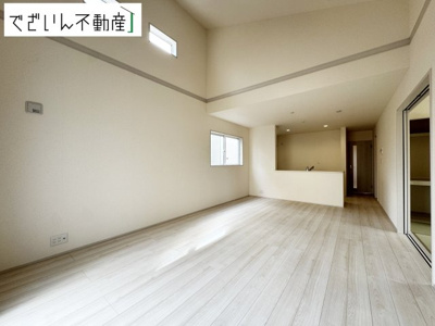 【居間・リビング】 | Livele Garden.S久喜市栗橋東　【平屋】新築住宅 | ≪3号棟≫ハイセンスな空間を豊かに表現する素敵な床、時間によってさまざまな陽光を映し出す大きな窓、住みやすさを追求した間取り…流れる時間を豊かなものにしてくれます。
現地(2025年11月撮影)