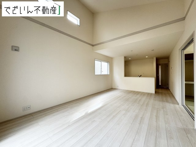 【居間・リビング】 | Livele Garden.S久喜市栗橋東　【平屋】新築住宅 | ≪3号棟≫ハイセンスな空間を豊かに表現する素敵な床、時間によってさまざまな陽光を映し出す大きな窓、住みやすさを追求した間取り…流れる時間を豊かなものにしてくれます。
現地(2025年11月撮影)