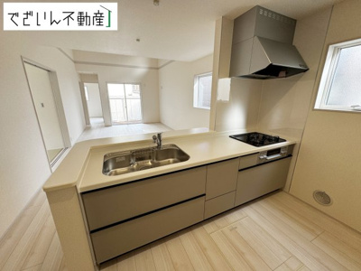 【キッチン】 | Livele Garden.S久喜市栗橋東　【平屋】新築住宅 | ≪3号棟≫お料理をしながら家族との会話が楽しめるキッチン。リビングで遊ぶお子様を見守りながらお料理できます。出来上がったお料理や後片付けを手伝ってもらう等家事分担できます♪
現地(2025年11月撮影