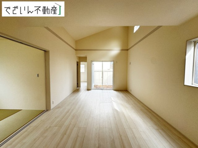 【居間・リビング】 | Livele Garden.S久喜市栗橋東　【平屋】新築住宅 | ≪3号棟≫気がづけば家族が集まって楽しい会話と食事が始まる空間―皆で笑って過ごす幸せ溢れるリビングです。
現地(2025年11月撮影)