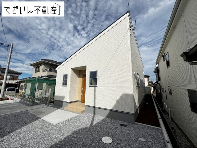 【外観】 | Livele Garden.S久喜市栗橋東　【平屋】新築住宅 | ≪3号棟≫流行に左右されず、将来にわたって価値が継続する「上質」な佇まい。おしゃれな雰囲気や自然の潤い、親しみやすさといった個性を、街に新たな価値をもたらし続けます。
現地(2025年11月撮影)