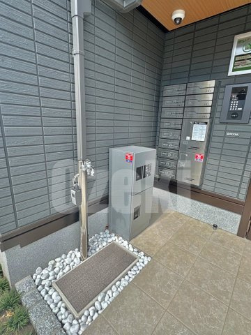 Dアヴァンス千間台東　A棟のエントランス|エントランス横には水道がついてます♪