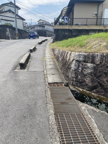 西条市下島山甲220-122の前面道路含む現地写真