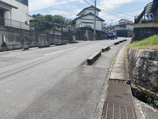 西条市下島山甲220-122の前面道路含む現地写真