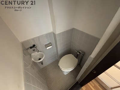 お風呂トイレ別・小さな手洗い場があります