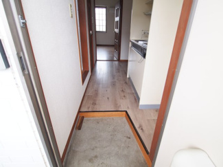 【玄関】 | 収納もある玄関です