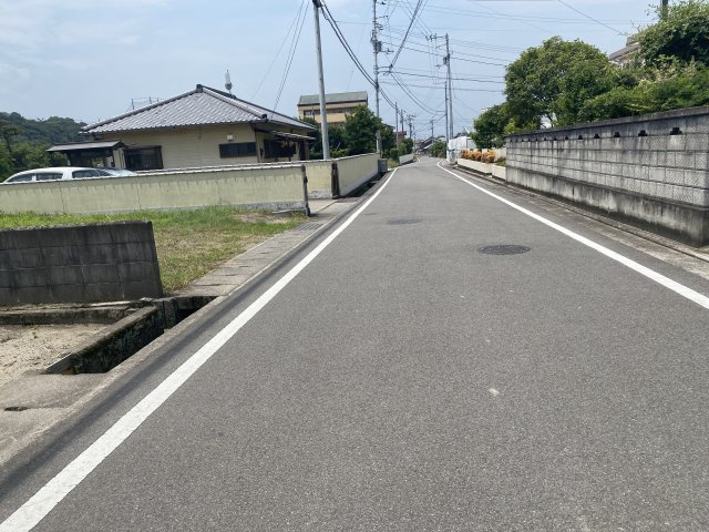 西条市下島山甲2489-1の前面道路含む現地写真