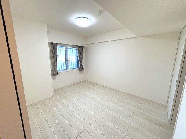 ウィザースレジデンス盛岡サザンテラスの洋室|(1)は7.0帖です。アウトフレーム工法で室内にすっきりしています。
