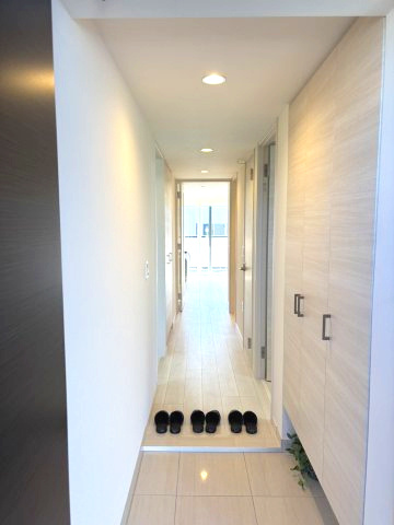 ウィザースレジデンス盛岡サザンテラスの玄関|右側にシューズボックスが設置されています。