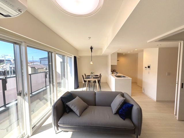 ウィザースレジデンス盛岡サザンテラスの居間・リビング|13.5帖です。窓が大きく、日当たりも通風も良好です！