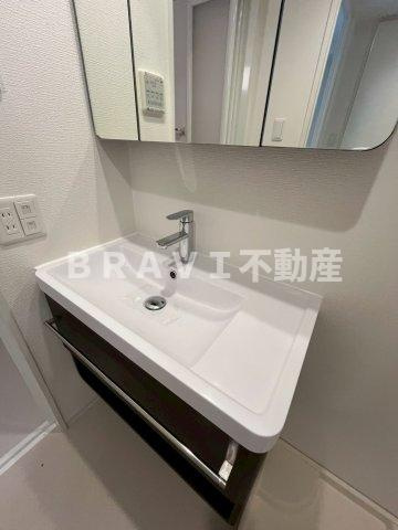 セレニテフラン本町　BRAVI不動産の洗面所|【セレニテフラン本町】明るい洗面所です