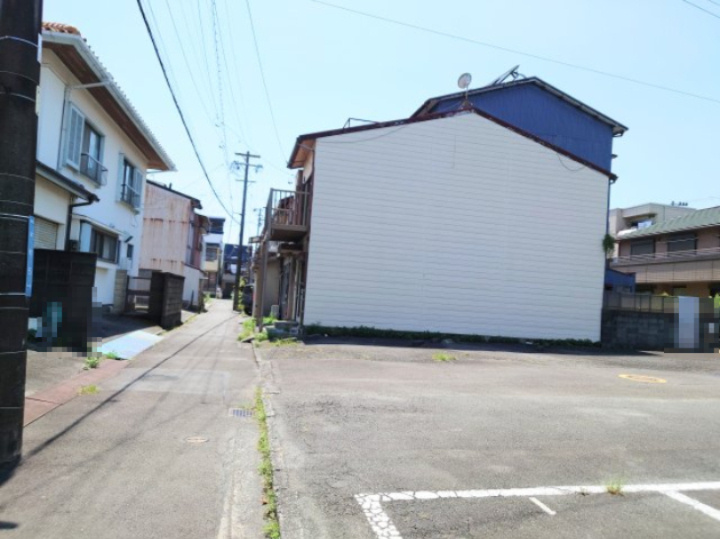 売中古戸建　静岡市清水区本町の外観|お隣が駐車場で開放感があります。