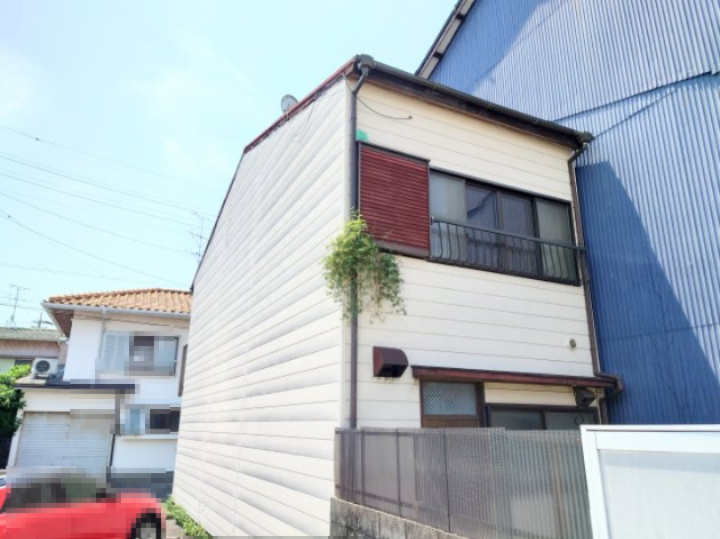 売中古戸建　静岡市清水区本町の外観|お庭側からの外観です。窓がたくさんあります。陽の光も入りますし、風通し良好です。