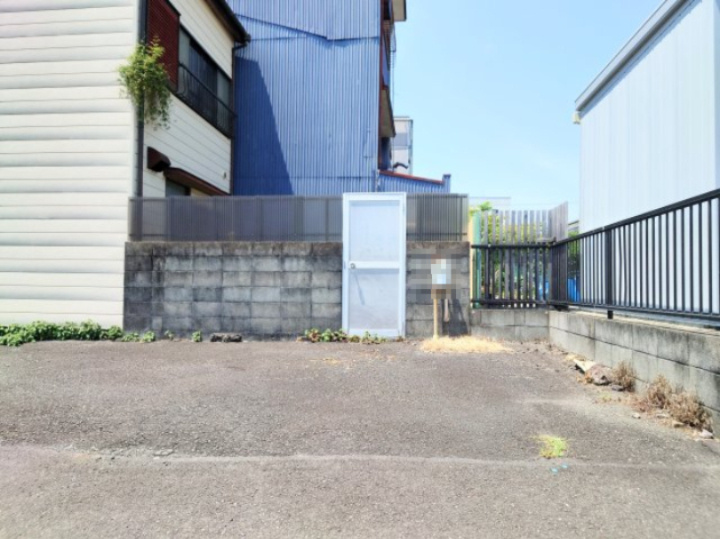 売中古戸建　静岡市清水区本町の外観|塀があり駐車場からの視線を遮るものがあるため、プライバシーが守られやすくなります。