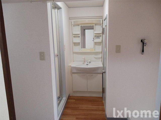 ミタカハイツの洗面所|明るい洗面所です