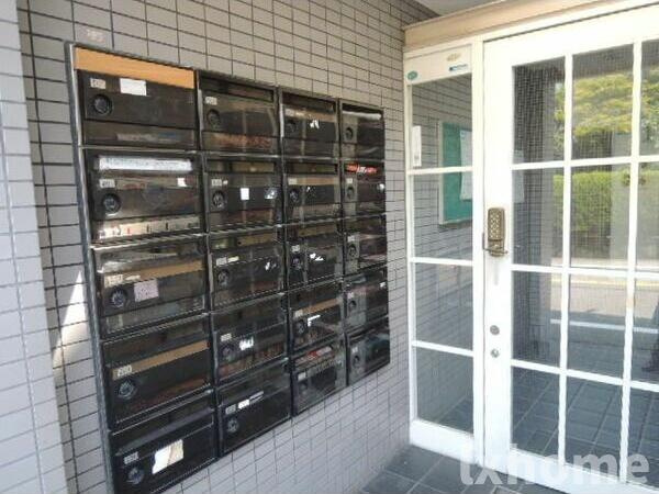 フルーレ千里丘のエントランス|落ち着いたエントランスです