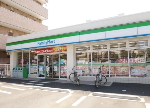 ファミリーマートまで672m