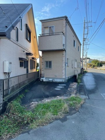 川越市大字下松原の中古一戸建の前面道路含む現地写真|カースペース付です。