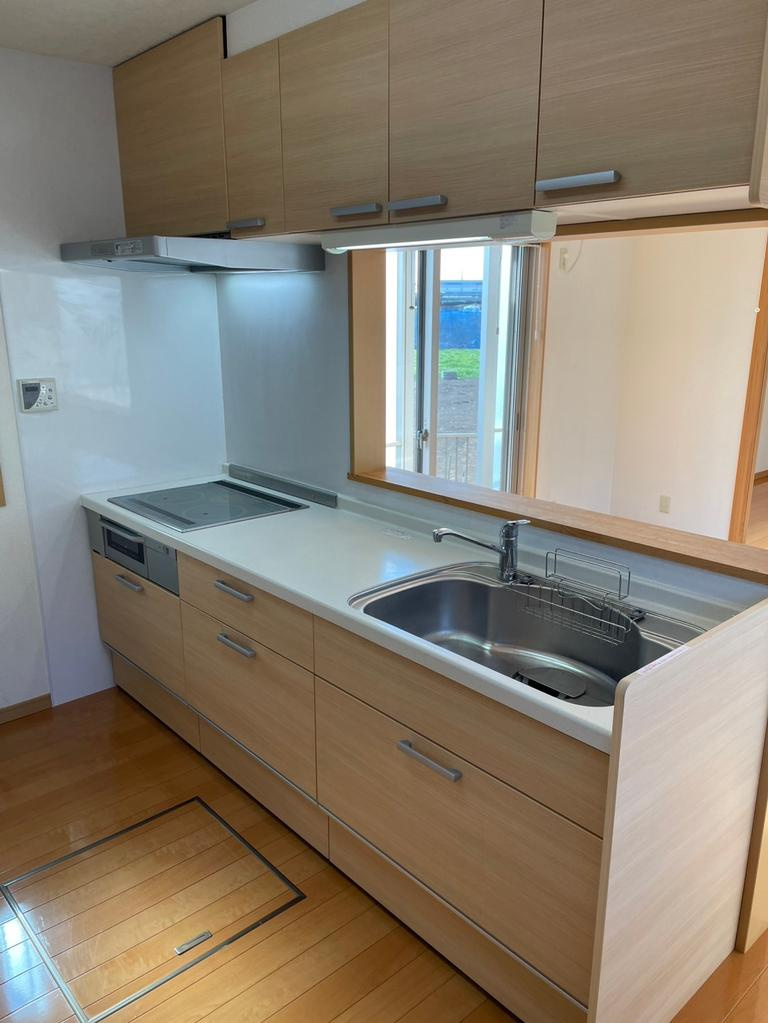 川越市大字下松原の中古一戸建のキッチン|対面キッチンならお料理の配膳や片付けもスムーズです。