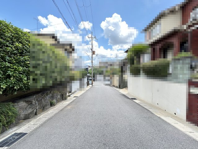 建築条件なし売土地●約４４坪●整形地●お好みのハウスメーカーや工務店で建築可能●宇治市宇治蛇塚の前面道路含む現地写真|前面道路含む現地(２０２５年７月撮影)